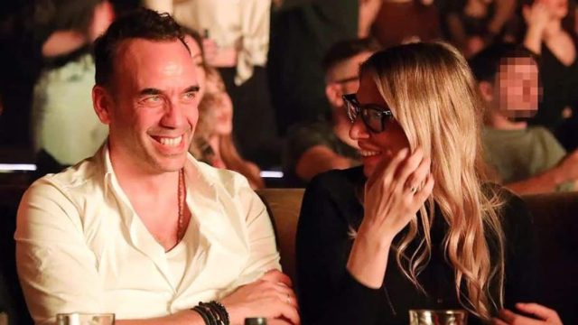 Πανευτυχής ο Πάνος Μουζουράκης: Με φουσκωμένη κοιλίτσα δίπλα του στα μπουζούκια η Μαριλού Κόζαρη!