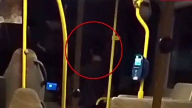 Ανήκουστο: Επιβάτης καταγγέλλει ότι οδηγός λεωφορείου του ΟΑΣΑ έδωσε σε ανήλικο να οδηγήσει λεωφορείο (Video)