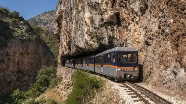 Θρίλερ στα Καλάβρυτα: Σταμάτησε σε γκρεμό ο οδοντωτός! Ήταν γεμάτος με μαθητές