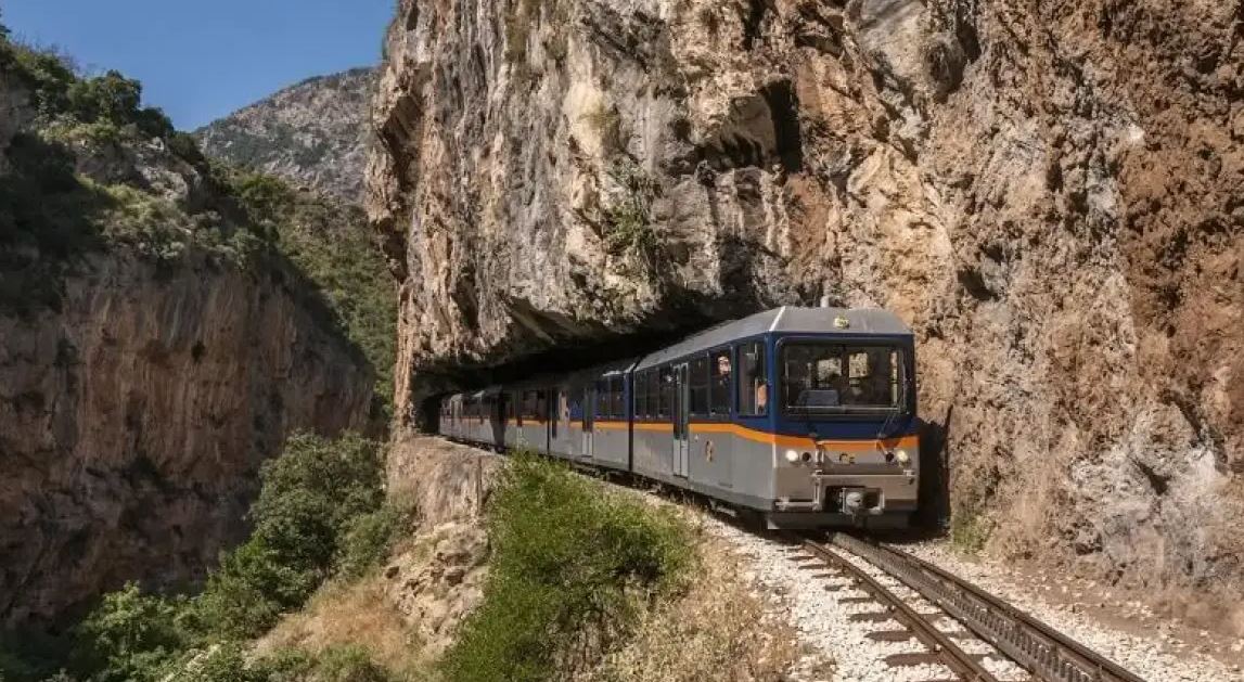 Θρίλερ στα Καλάβρυτα: Σταμάτησε σε γκρεμό ο οδοντωτός! Ήταν γεμάτος με μαθητές