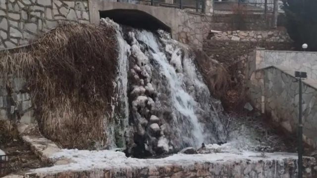 Μαγεύει η «παγωμένη» Φλώρινα: Εντυπωσιακές εικόνες από τον καταρράκτη – Μείον 12 έφτασε το θερμόμετρο