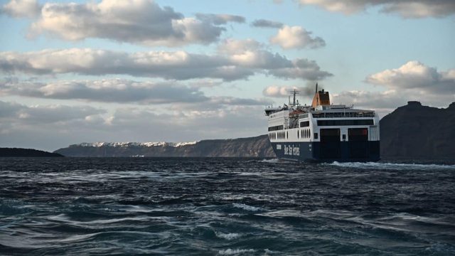 Η φωτογραφία της ημέρας: Πλοίο αναχωρεί από το λιμάνι της Σαντορίνης