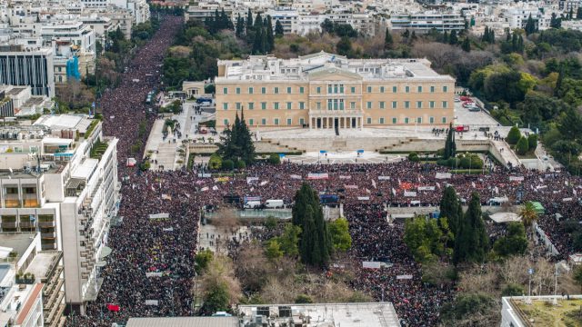Τα Τέμπη πρωταγωνιστούν στα διεθνή ΜΜΕ: «Εκατοντάδες χιλιάδες άνθρωποι διαδήλωσαν ζητώντας δικαιοσύνη»