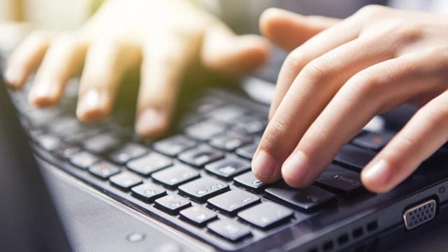 Φρίκη στην Πάτρα: 41χρονη «ανέβαζε» στο Instagram γυμνά βίντεο 14χρονου –  Είναι ο γιος του συντρόφου της