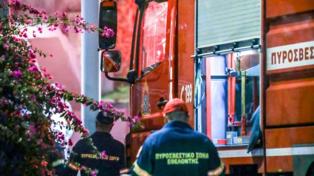 Πυρκαγιά σε διαμέρισμα στα Εξάρχεια – Στο νοσοκομείο με εγκαύματα ένας 46χρονος