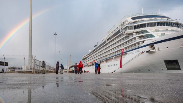 Τουρισμός στη Σαντορίνη: Ήχησε το πρώτο «καμπανάκι» – «Έχασε» κρουαζιερόπλοιο με 893 επιβάτες (video)