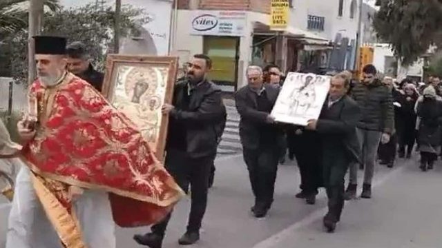 Σαντορίνη: Οι πιστοί του νησιού παίρνουν την κατάσταση πάνω τους! Λιτανεία στους δρόμους με με λείψανα αγίων και εικόνες κατά των σεισμών
