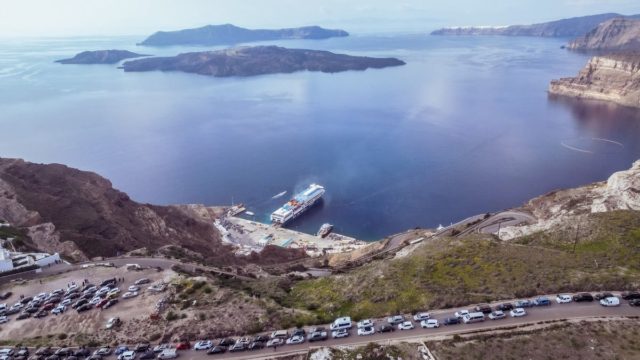 Ο συναγερμός παραμένει στη Σαντορίνη: Ανοικτό κάθε ενδεχόμενο και σε επιφυλακή οι κάτοικοι