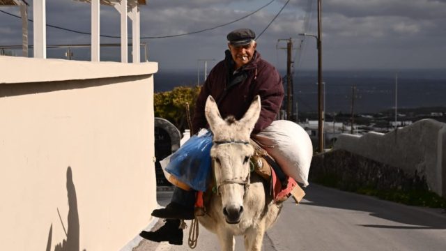 «Φάντασμα» η Σαντορίνη υπό τον φόβο των Ρίχτερ: Διαρκείς οι ισχυροί σεισμοί – Οι πάνω από 14.000 που έχουν φύγει από το νησί και το μήνυμα Μητσοτάκη