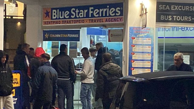 Όπου φύγει φύγει: Σε κατάσταση πανικού οι κάτοικοι της Σαντορίνης εγκαταλείπουν το νησί – Στα 200 ευρώ το εισιτήριο χωρίς επιστροφή