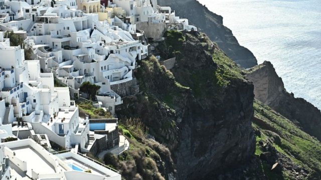 Στιγμές αγωνίας στη Σαντορίνη: Οχυρώνουν με σακιά άμμου σπίτια και επιχειρήσεις – Φόβοι για τσουνάμι