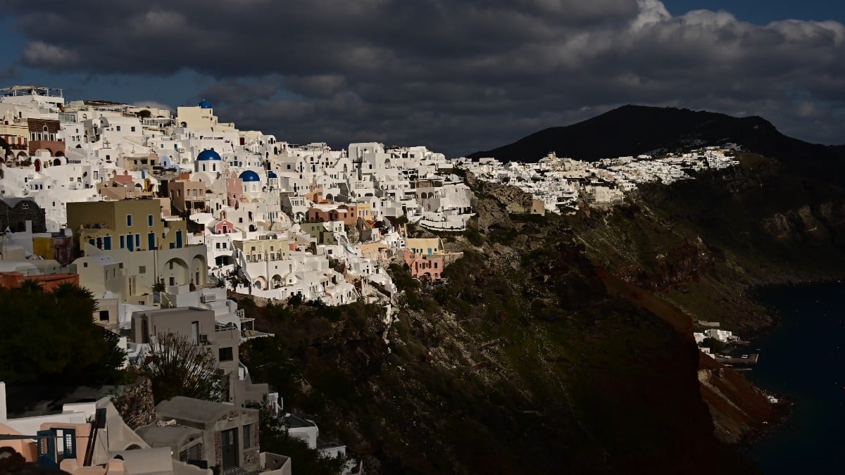 Το βασικό ερώτημα παραμένει: Τι θα γίνει το καλοκαίρι του 2025 στη Σαντορίνη;