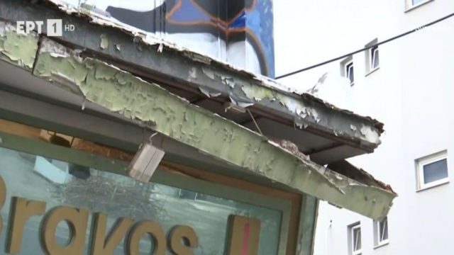 Συναγερμός στον Ταύρο: Μπαλκόνι κρέμεται στον αέρα (video)