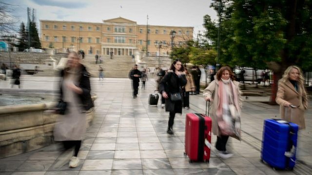 Η φωτογραφία της ημέρας: Η καθημερινότητα στην πλατεία Συντάγματος