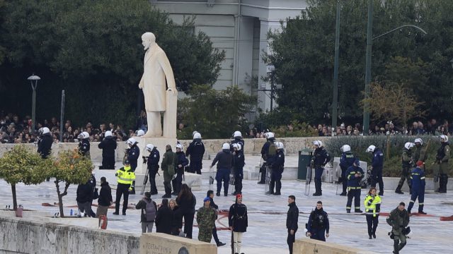 Επεισόδια στο Σύνταγμα μετά τη συγκέντρωση των Τεμπών: Μολότοφ, σπασμένα μάρμαρα και αποδοκιμασίες από τους διαδηλωτές