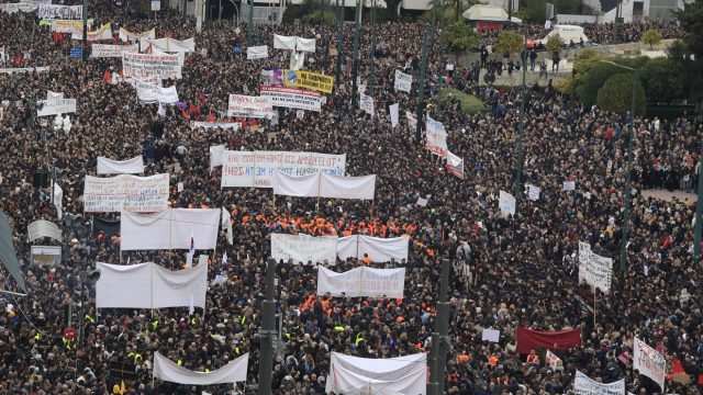 Ένταση στο Σύνταγμα: Διαδηλωτές για τα Τέμπη απομάκρυναν κουκουλοφόρους