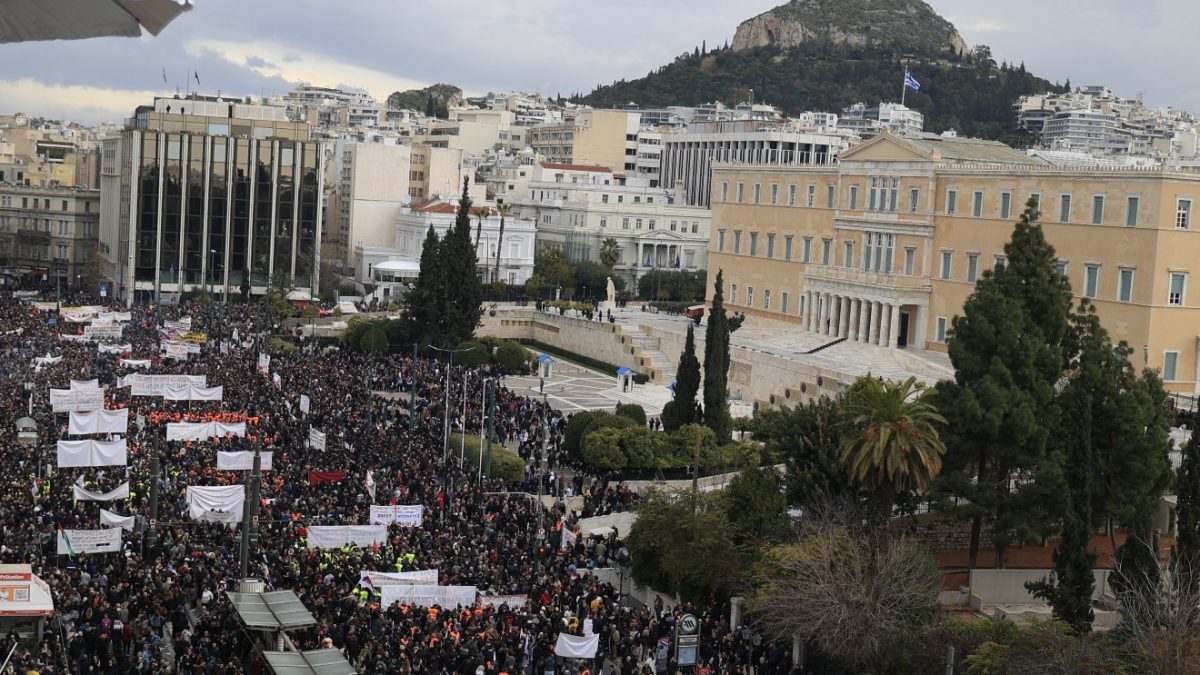 Φωνή λαού για τα Τέμπη: «Βούλιαξε» το Σύνταγμα πριν από την προγραμματισμένη έναρξη της διαδήλωσης – Εικόνες από το Athensmagazine.gr