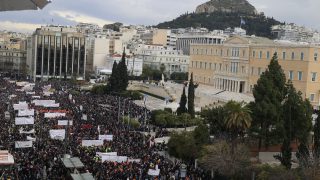 Φωνή λαού για τα Τέμπη: «Βούλιαξε» το Σύνταγμα πριν από την προγραμματισμένη έναρξη της διαδήλωσης – Εικόνες από το Athensmagazine.gr