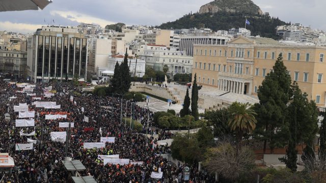 Φωνή λαού για τα Τέμπη: «Βούλιαξε» το Σύνταγμα πριν από την προγραμματισμένη έναρξη της διαδήλωσης – Εικόνες από το Athensmagazine.gr