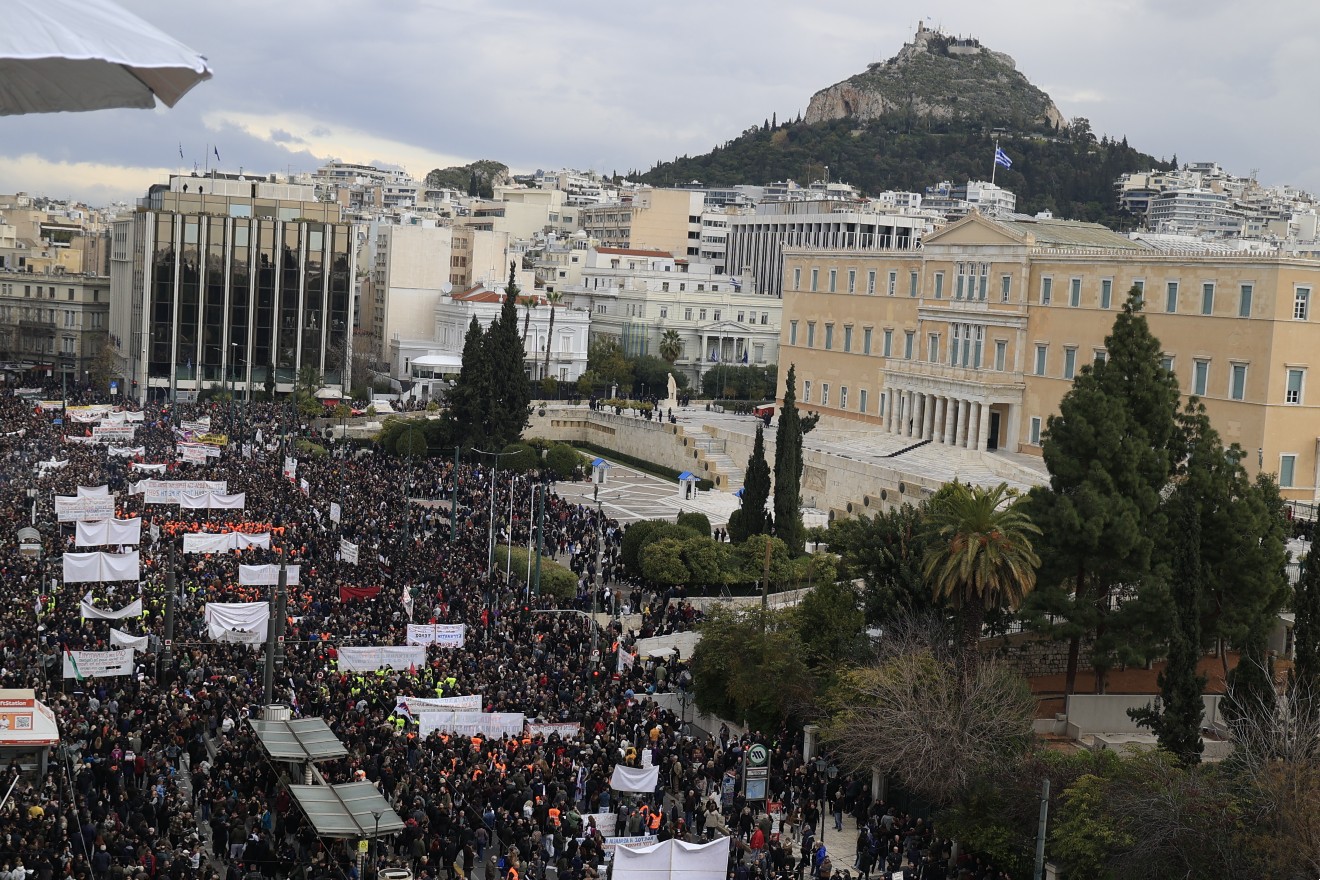 Φωνή λαού για τα Τέμπη: «Βούλιαξε» το Σύνταγμα πριν από την προγραμματισμένη έναρξη της διαδήλωσης – Εικόνες από το Athensmagazine.gr