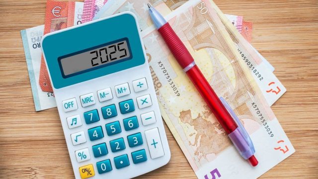 Μπόνους για τους εργαζόμενους συνταξιούχους: Τι πρέπει να γνωρίζουν 120.000 δικαιούχοι;