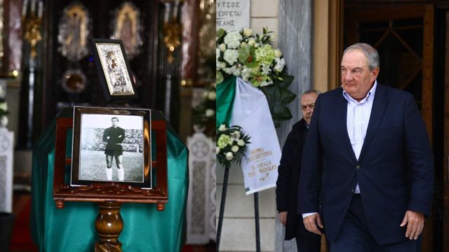 Τάκης Οικονομόπουλος: Το τελευταίο αντίο στο «πουλί» – Πλήθος κόσμου και επωνύμων