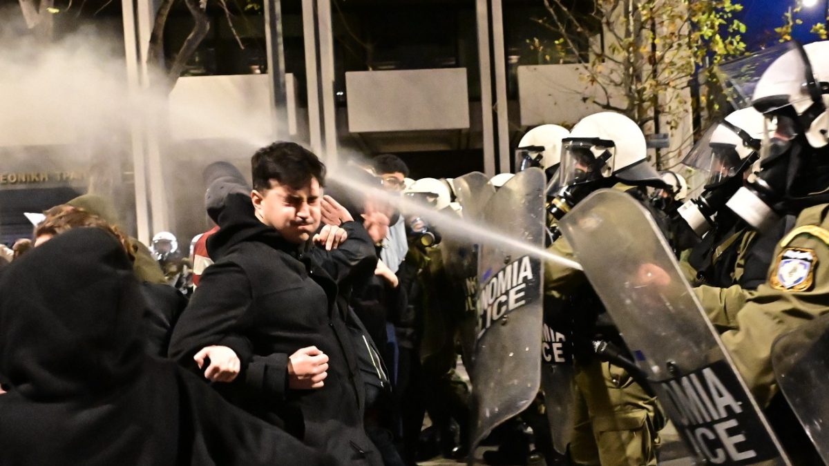 «Βράζει» το Σύνταγμα από νέα επεισόδια: Εκκενώθηκε η πλατεία – Προσαγωγές, χημικά και μάχες σώμα με σώμα (video)
