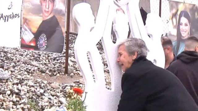 Σκηνές αρχαίας τραγωδίας στα Τέμπη: Σπαραγμός από τους συγγενείς των θυμάτων – Τα ουρλιαχτά γιαγιάς