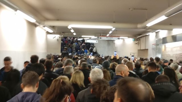 Το αδιαχώρητο σε Μετρό και Ηλεκτρικό – Κόσμος συρρέει στο συλλαλητήριο του Συντάγματος
