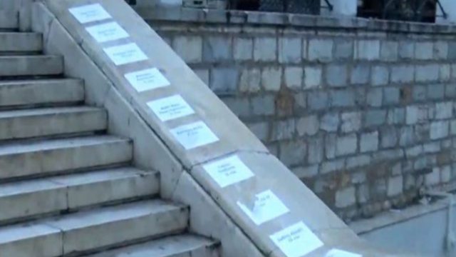 Τέμπη: Φόρος τιμής στα 57 θύματα – Τα ονόματά τους σε λευκό χαρτί στα σκαλιά της πλατείας Συντάγματος
