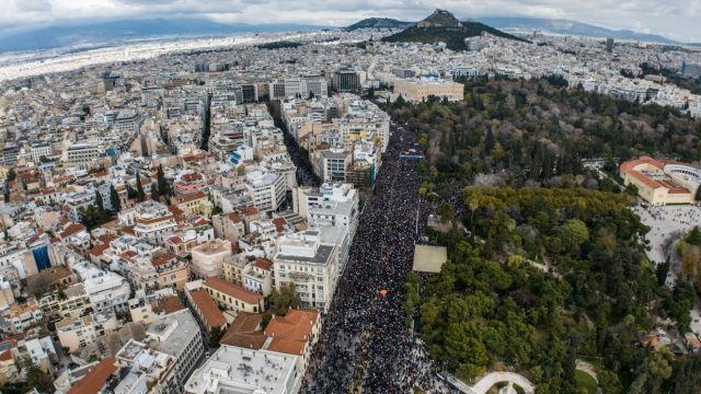 Λαός ενωμένος σαν μια γροθιά για να βρει οξυγόνο: Η μεγαλειώδης συγκέντρωση για τα Τέμπη μέσα από τις εικόνες του Athensmagazine.gr