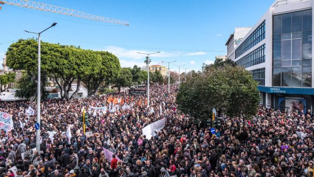 Στους δρόμους όλη η Ελλάδα: Ανθρώπινο ποτάμι ζητά δικαίωση για τα θύματα των Τεμπών