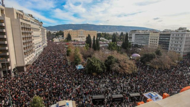 Ο κόσμος «εκρήγνυται», ο Μητσοτάκης κρατά χαμηλούς τόνους: Οι συγκεντρώσεις, τα μέτρα ασφαλείας και η στρατηγική της κυβέρνησης