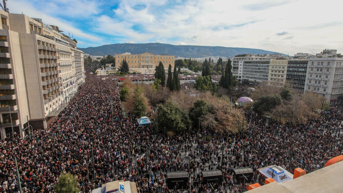 Ο κόσμος «εκρήγνυται», ο Μητσοτάκης κρατά χαμηλούς τόνους: Οι συγκεντρώσεις, τα μέτρα ασφαλείας και η στρατηγική της κυβέρνησης