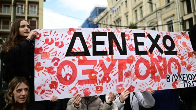 Συγκινεί μητέρα θύματος στο συλλαλητήριο για τα Τέμπη: «Έχετε το χρέος για τα όνειρα που δεν πρόλαβαν να κάνουν»