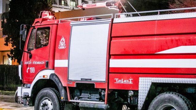 Τραγωδία στη Βουλιαγμένη: Νεκρή γυναίκα μετά από φωτιά στο σπίτι της