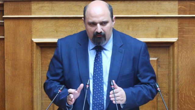 Χρήστος Τριαντόπουλος: Μέσα σε έξι χρόνια όλα «κατέρρευσαν» – Ποιος είναι ο υφυπουργός που μπαίνει στο στόχαστρο για τα Τέμπη