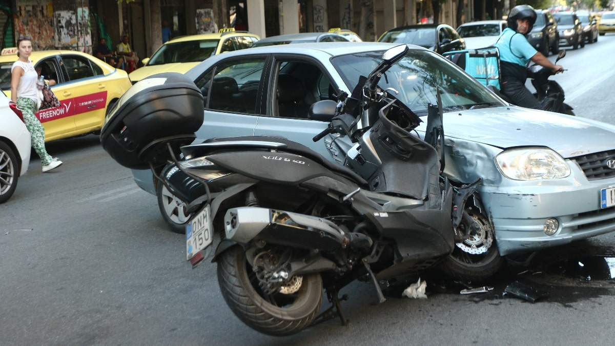 Τροχαίο ατύχημα στην Καλλιθέα: Αυτοκίνητο συγκρούστηκε με μοτοσικλέτα – Τραυματίας ο οδηγός του δικύκλου