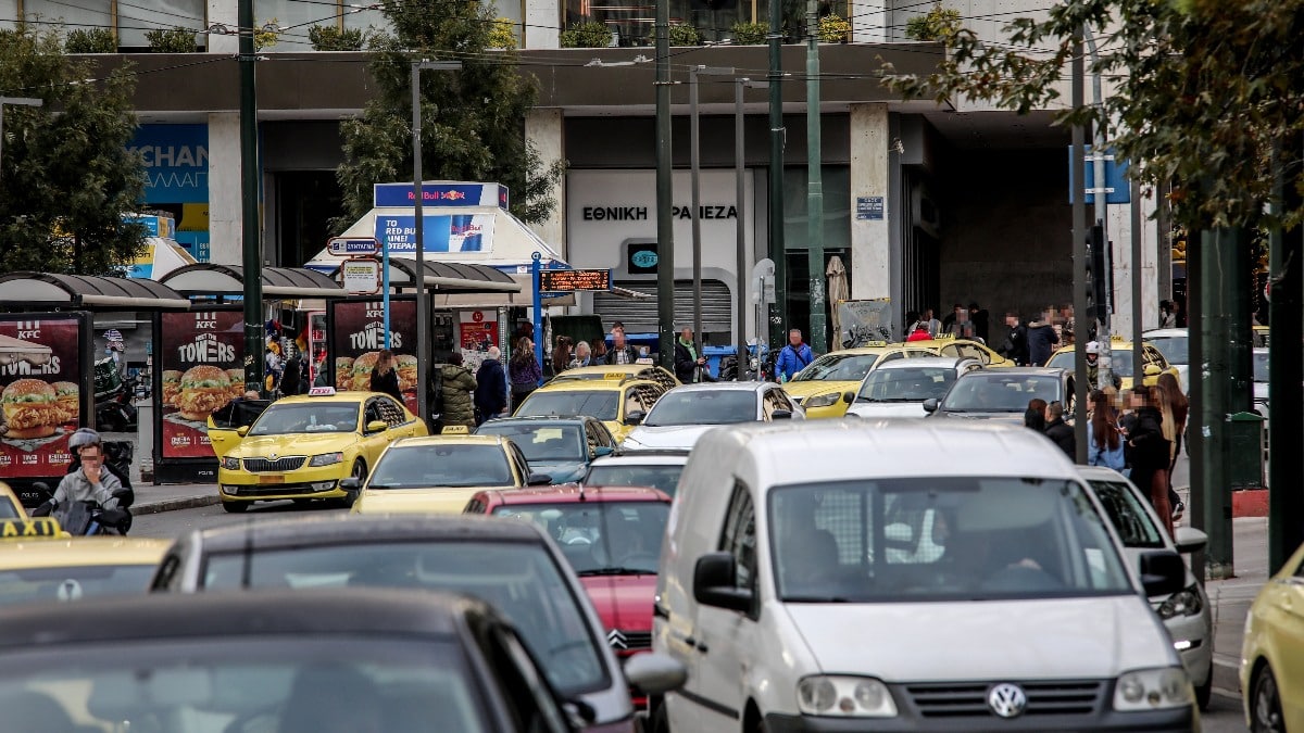 Τροχαίο ατύχημα με μοτοσικλέτα στη Βασιλίσσης Σοφίας – Κυκλοφοριακή συμφόρηση στο σημείο