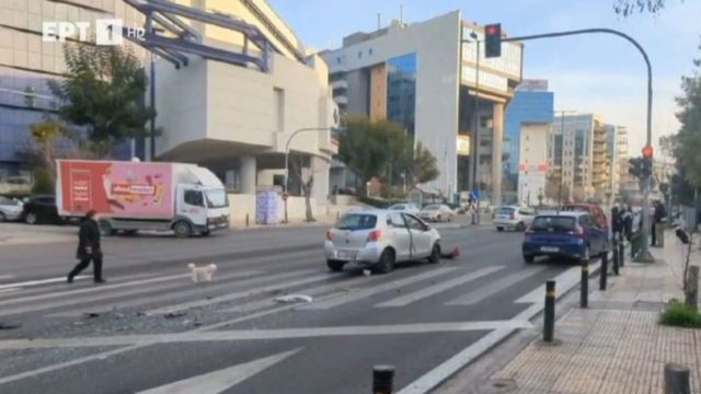 Καραμπόλα στη Μεσογείων: Γέμισε συντρίμμια ο δρόμος – Δείτε βίντεο από το σημείο