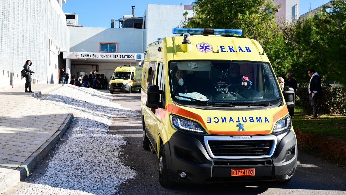 Σοβαρό τροχαίο στη Συγγρού: Μηχανάκι «χτύπησε» σε ρόδες φορτηγού!