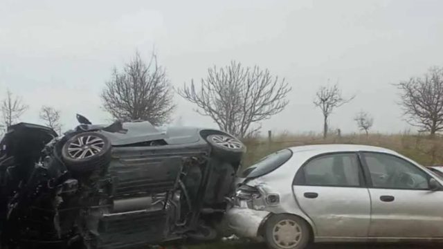 Σφοδρό τροχαίο στη Θεσσαλονίκη: Δύο τραυματίες, σμπαράλια το ένα ΙΧ