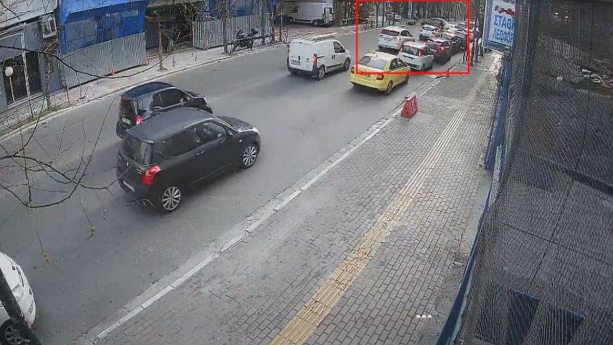 Βίντεο ντοκουμέντο: Τροχαίο σοκ στο κέντρο της Αθήνας – ΙΧ πέρασε με κόκκινο και χτύπησε σοβαρά οδηγό μηχανής