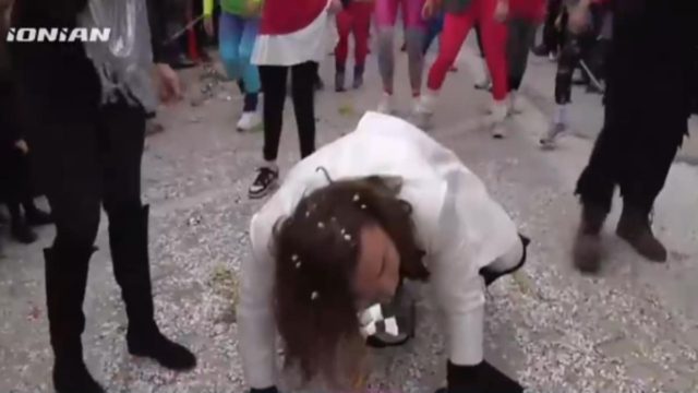 «Εγώ έκανα το σκύψε ευλογημένη»: Σόου από τον Τρύφωνα Σαμαρά στο καρναβάλι – Δείτε το επικό βίντεο