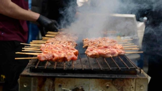 Πυρετώδεις οι προετοιμασίες για τη Τσικνοπέμπτη: Σε τι τιμές κυμαίνονται τα κρέατα
