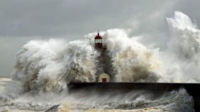 Ούτε Σαντορίνη, ούτε Κρήτη: Αυτή είναι η περιοχή της Ελλάδος που κινδυνεύει περισσότερο από τσουνάμι