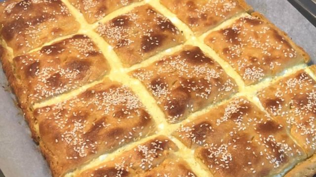 Εύκολη συνταγή: Τυρόπιτα ταψιού με 4 τυριά