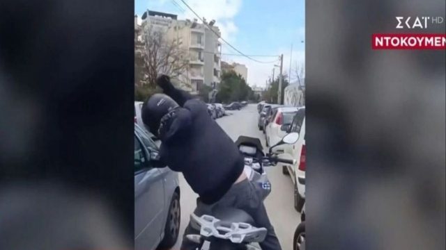 Βίντεο σοκ: Τραμπούκος οδηγός μηχανής βρίζει χυδαία μάνα και κόρη και τους σπάει τον καθρέφτη του ΙΧ (video)