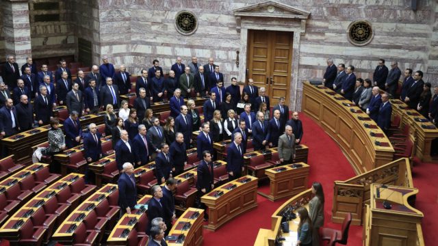 Eνός λεπτού σιγής στη Βουλή – «Σκύβω ταπεινά το κεφάλι μπροστά στις 57 ψυχές – Η δικαίωση θα έρθει ο κόσμος να χαλάσει»