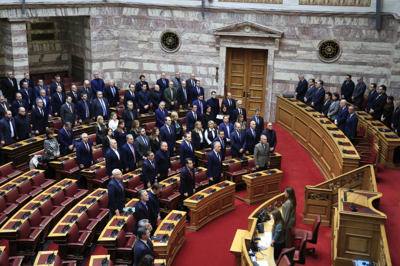 Eνός λεπτού σιγής στη Βουλή – «Σκύβω ταπεινά το κεφάλι μπροστά στις 57 ψυχές – Η δικαίωση θα έρθει ο κόσμος να χαλάσει»